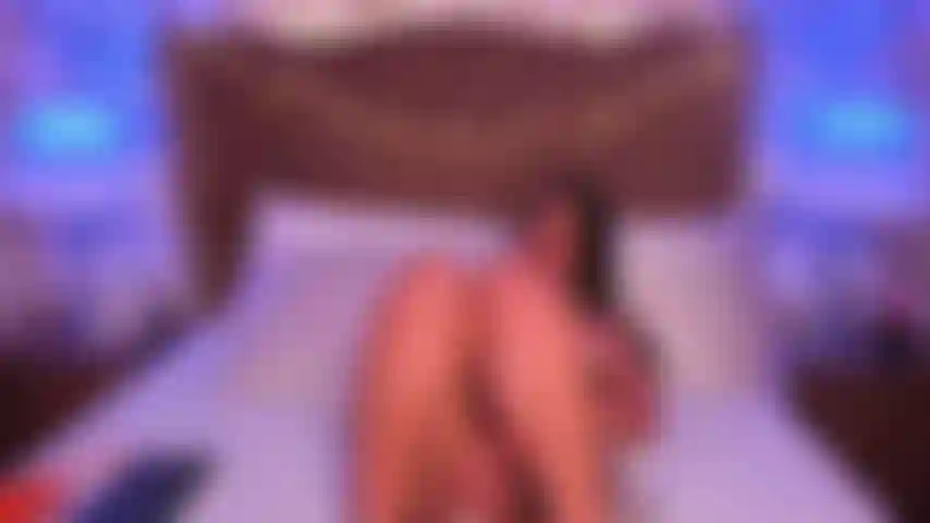 Alors que tu baises ma chatte sans limites et jusqu'au fond, les vibrations de mon jouet me rendent plus humide, sur le point d'exploser ensemble.