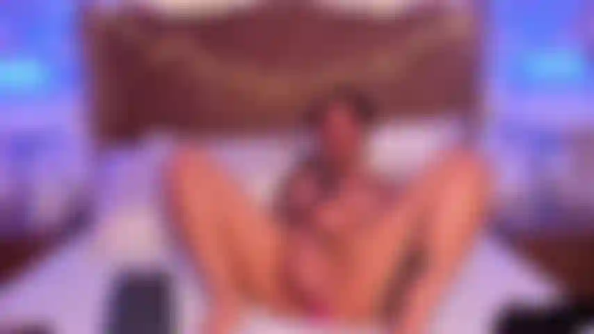 Pendant que tu baises ma chatte, mon jouet domi est au maximum, je ressens ta dureté et les vibrations en même temps font exploser ma chatte, remplis-moi de ton lait.