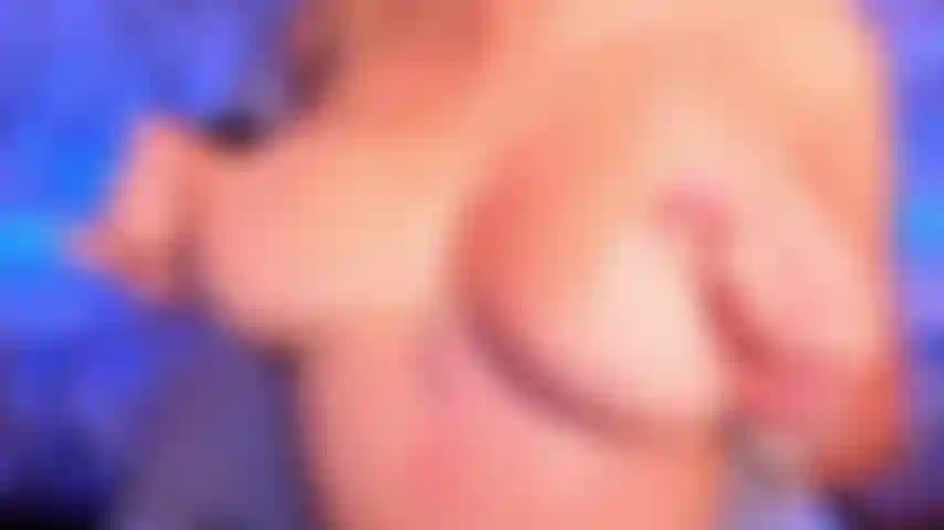 Mes gros seins sur ton visage, ta bite en quelques secondes deviendra dure comme un rocher mais je te ferai exploser en sautant dessus.