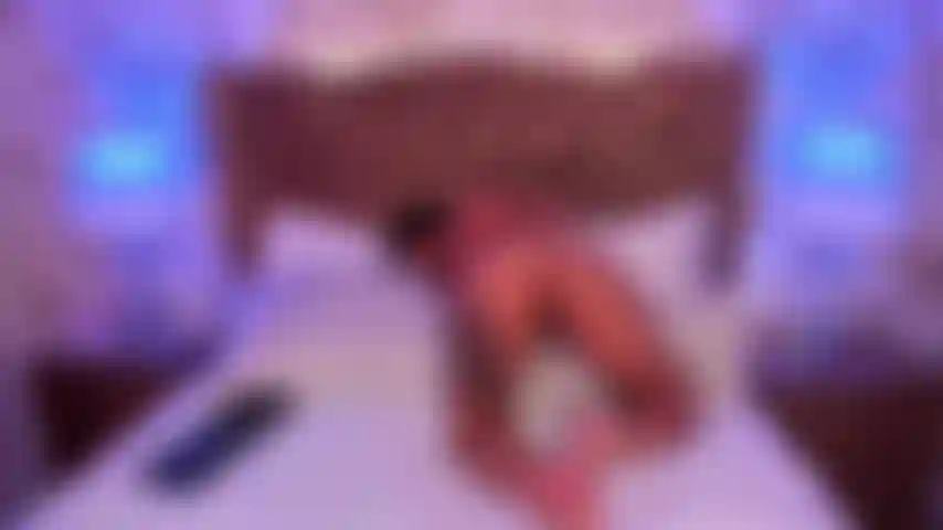 Imagine mon cul rebondir sur ta bite dure, chaque poussée te faisant gémir plus fort. Mes courbes bougent sauvagement, mes gémissements t'enveloppent, et nos corps en sueur fondent ensemble.