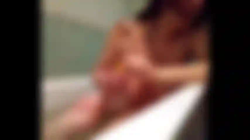 Je prends une douche et vous pouvez voir à quel point c'est proche de la caméra secrète.