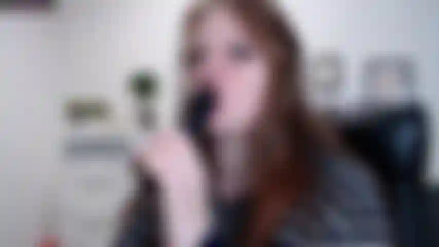 Une nymphomane sexy avale goulûment un gode noir.