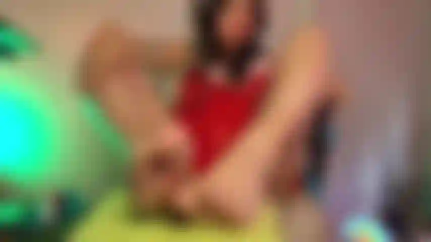 Je masse mes jolis pieds avec de l'huile pour vous faire un footjob tout en montrant et en touchant ma chatte !!