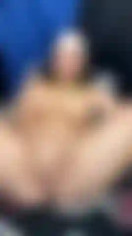 Je me doigte fort dans la chatte, très excitée.