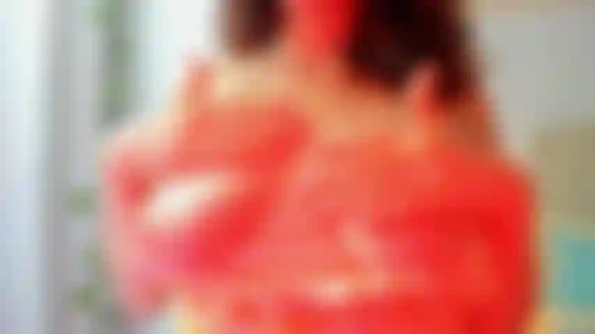 Gros seins naturels et joue avec la chatte.