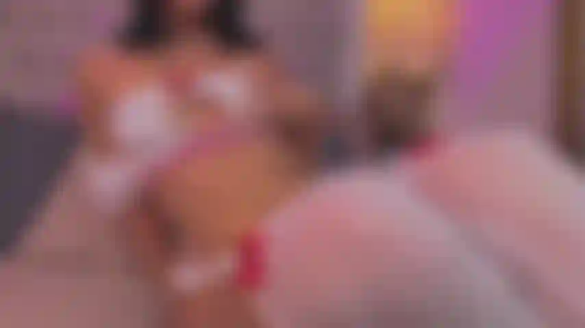 Alice devient vraiment excitée et joue avec sa chatte.