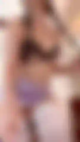 Une écolière coquine dans sa chambre.