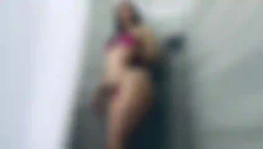 Prenons une douche chaude avec mon gode.