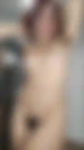 Une fille nue et poilue.