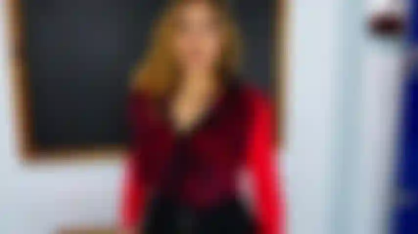 Une prof coquine vous donne une leçon pov joi.