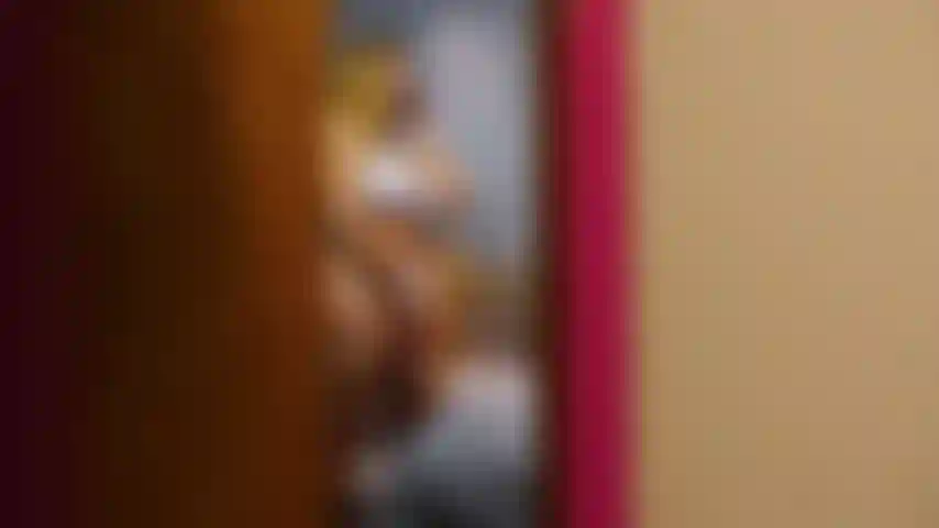 Strip-teaseuse blanche et jeu de chatte voyeuse.