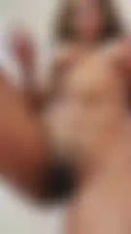 Sexy brune aime jouer avec ses doigts quand elle est seule, viens essayer ?
