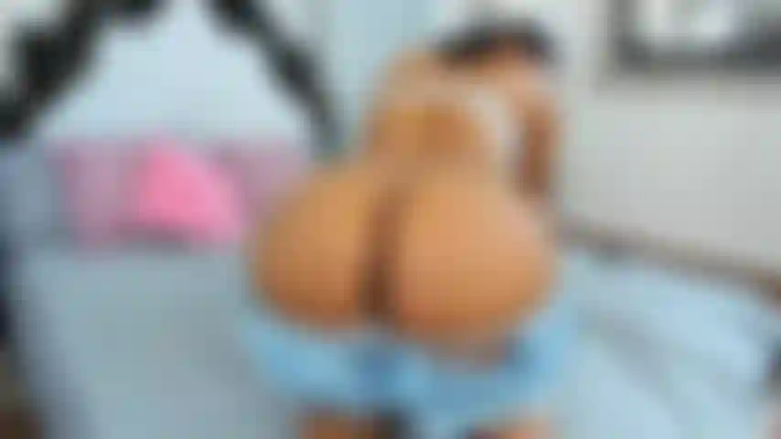 Je mets de l'huile et je baise mon cul si près de la caméra.