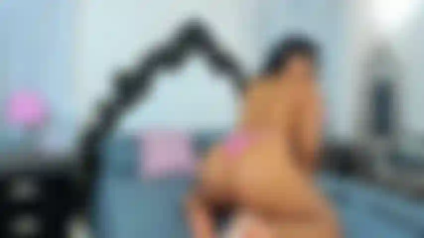 Je baise ma chatte et mon cul très fort.