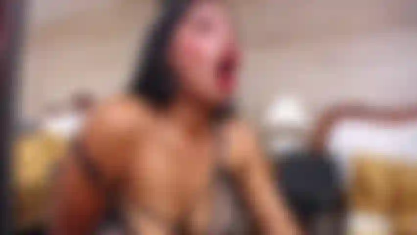 Une latina chaude et excitée baise son cul et sa chatte si fort pour mouiller son lit.