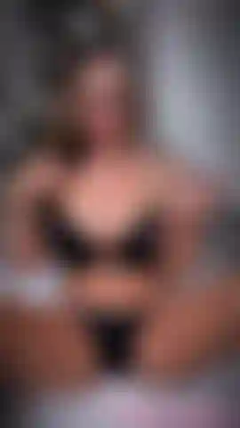 Regarde ali baiser avec un gode en verre, baiser avec les doigts.