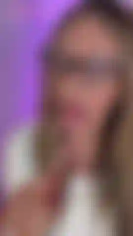 Regarde ali sucer une canne en bonbon, seins nus et non nue.