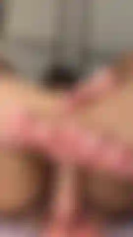 Imaginez laisser votre sperme couler le long des courbes de mes pieds et glisser entre mes orteils_footjob.