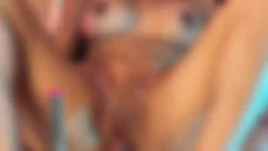 Fuckmachine rend ma chatte si crémeuse et humide.