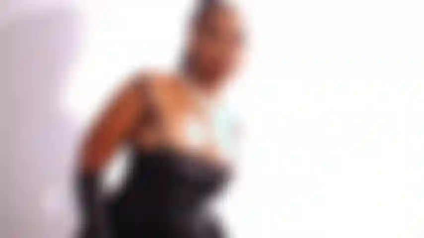 Une coquine en latex (horreurs).