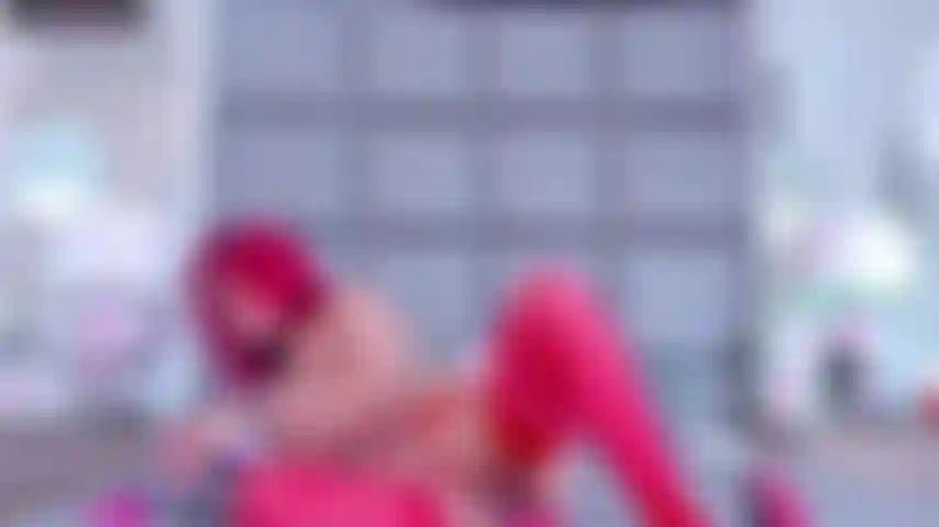 Rousse aux gros seins naturels, séduite prête à baiser.