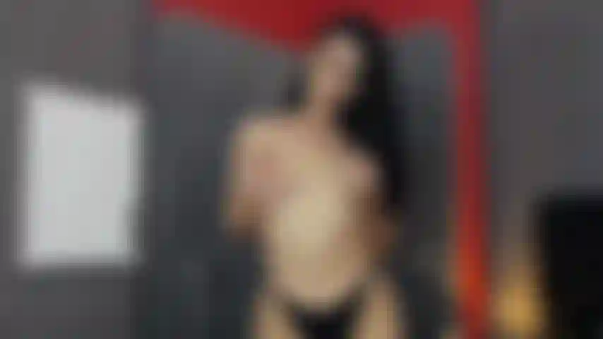 Je deviens coquine avec de la salive sur ma poitrine.