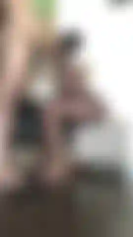 Séance de succion avec du sperme sur les seins.