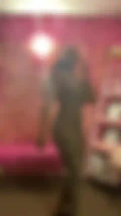 Qui s'étire dans un legging guépard une pièce.