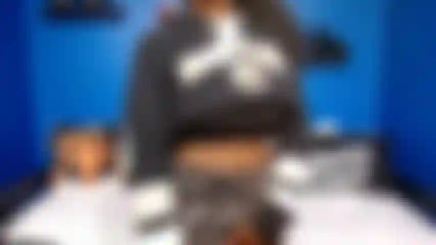 Extensible dans des leggings militaires.