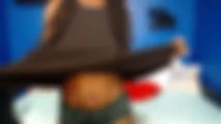 Strip tease avec des gros plans de chatte.