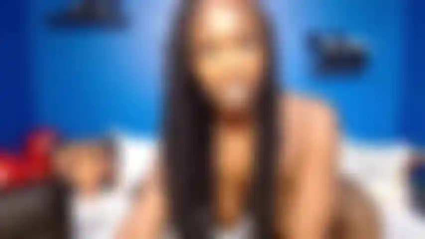 La chatte poilue adore le sperme dans les poils de la chatte.