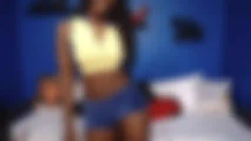 Strip tease avec beaucoup de secousses de cul.