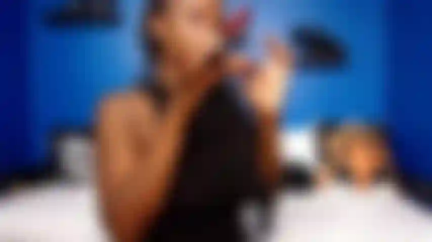 Nude mukbang : wingz & tingz.