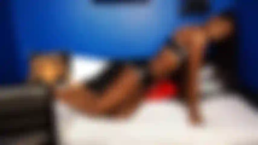 Strip tease en noir et blanc avec hitachi.