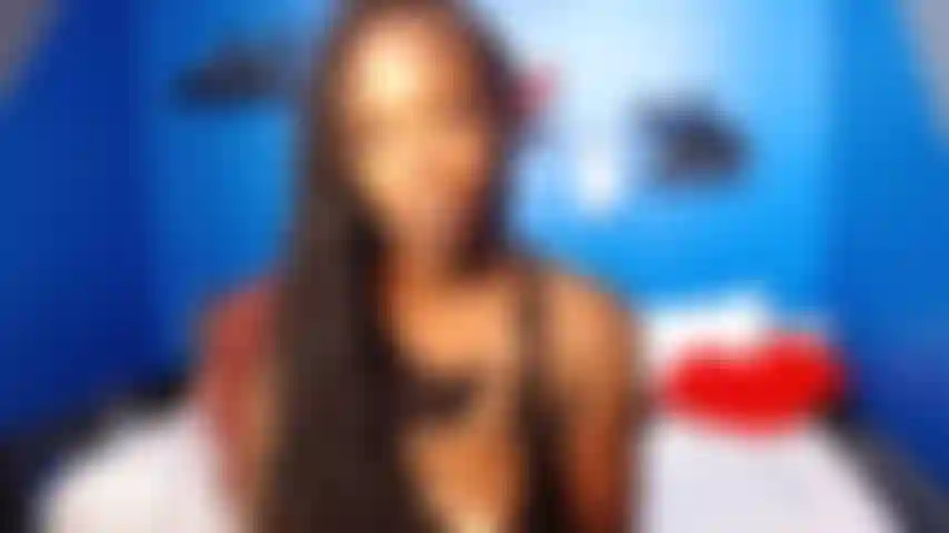 Nude mukbang : burgers baby !