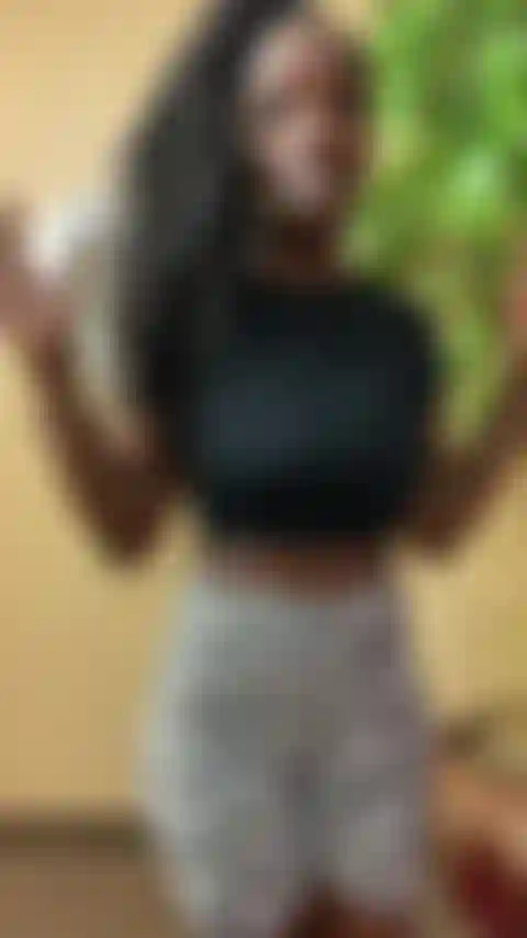 Qui s'étire en short guépard.