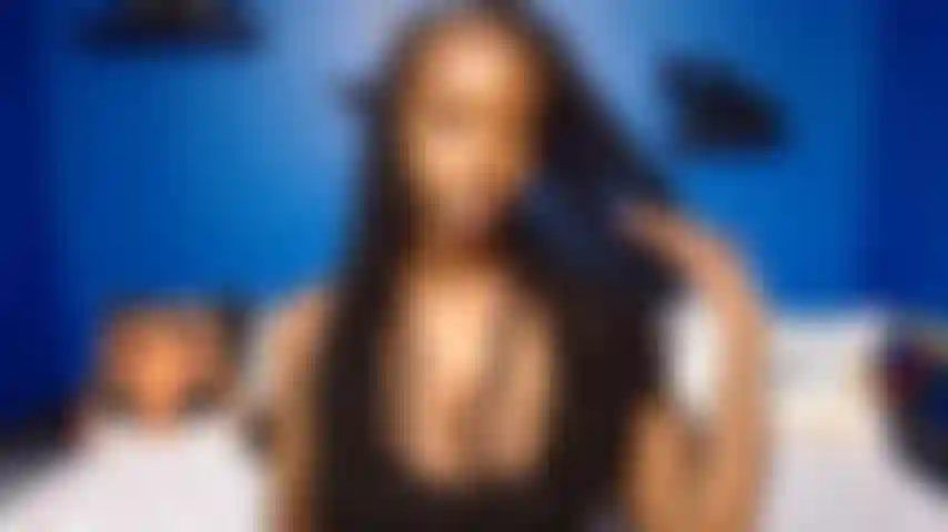 Ouvrant une boîte cadeau streamate nue.