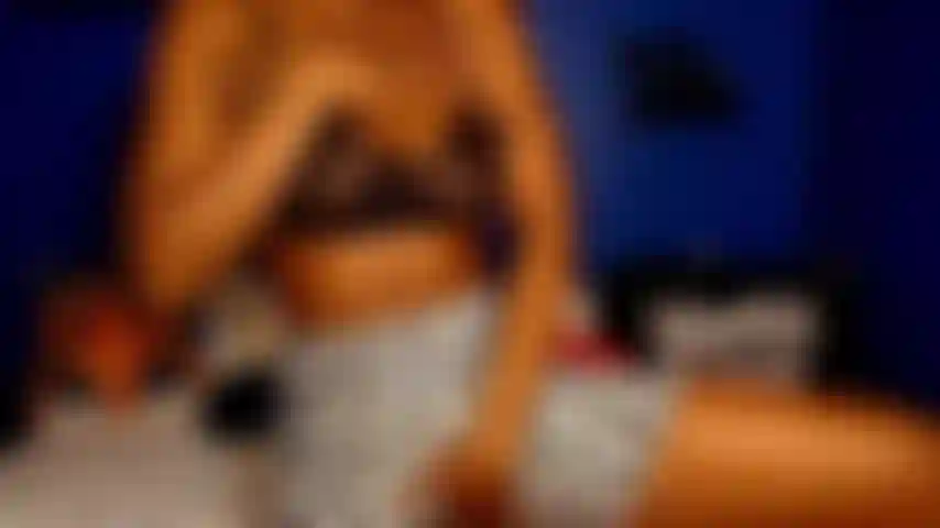 Strip-tease en short imprimé animal.