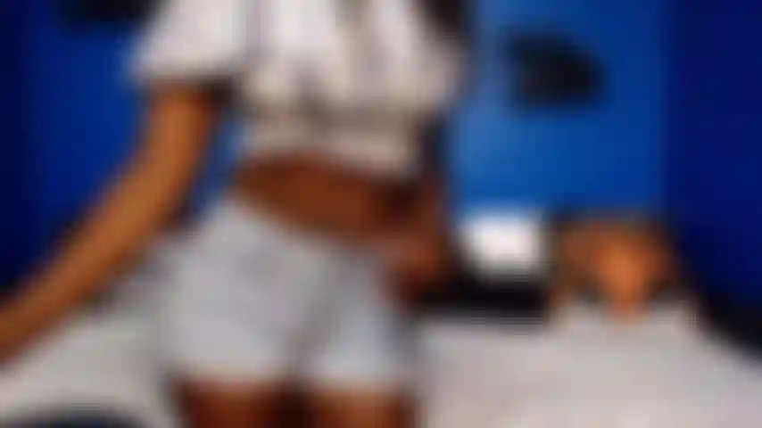 Strip tease et gode noir suceur.