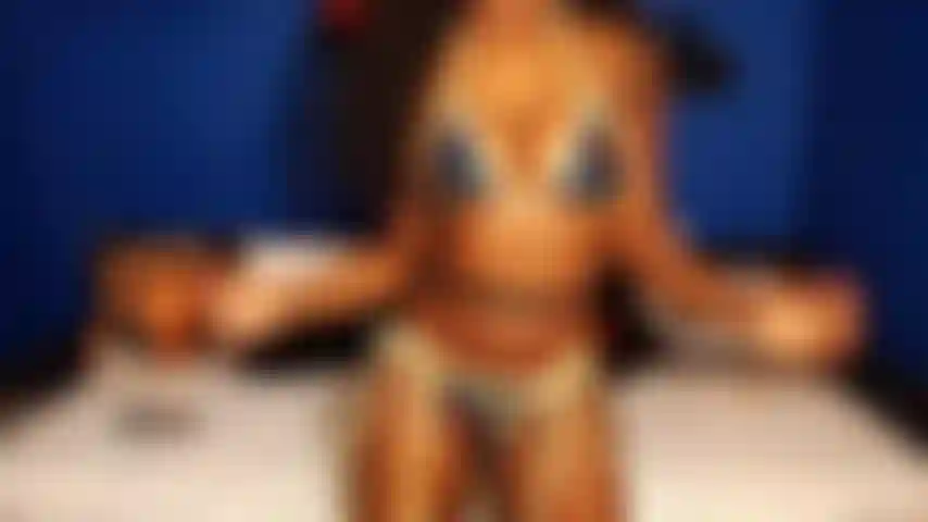 Strip tease en bikini coeur.