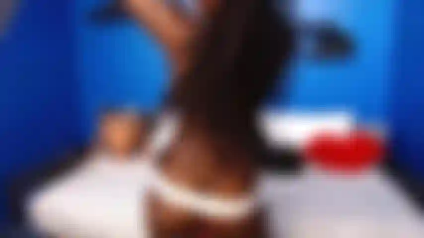 Taquine en string blanc.