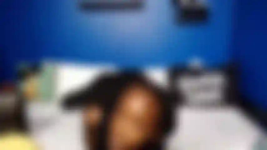 Stripteaseuse qui gonfle des ballons blancs.