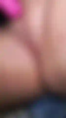 Ma chatte serrée est pénétrée avec beaucoup d'effort.