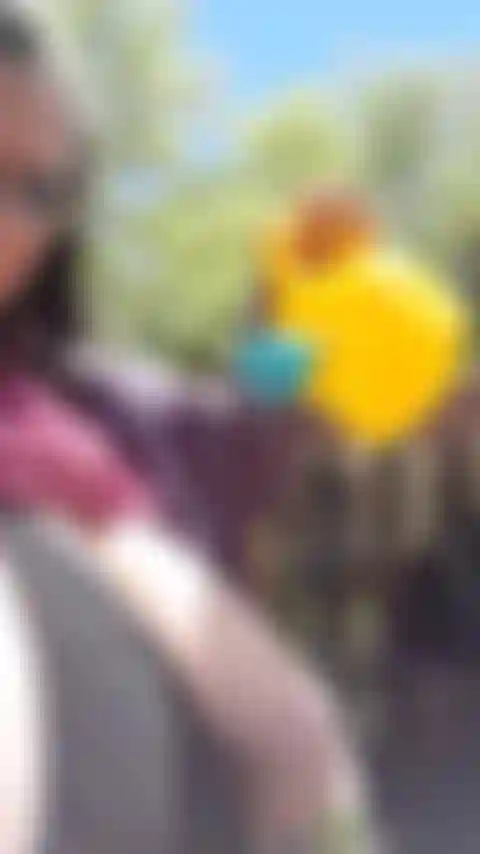 À l'extérieur, taquine humide en haut de bikini.