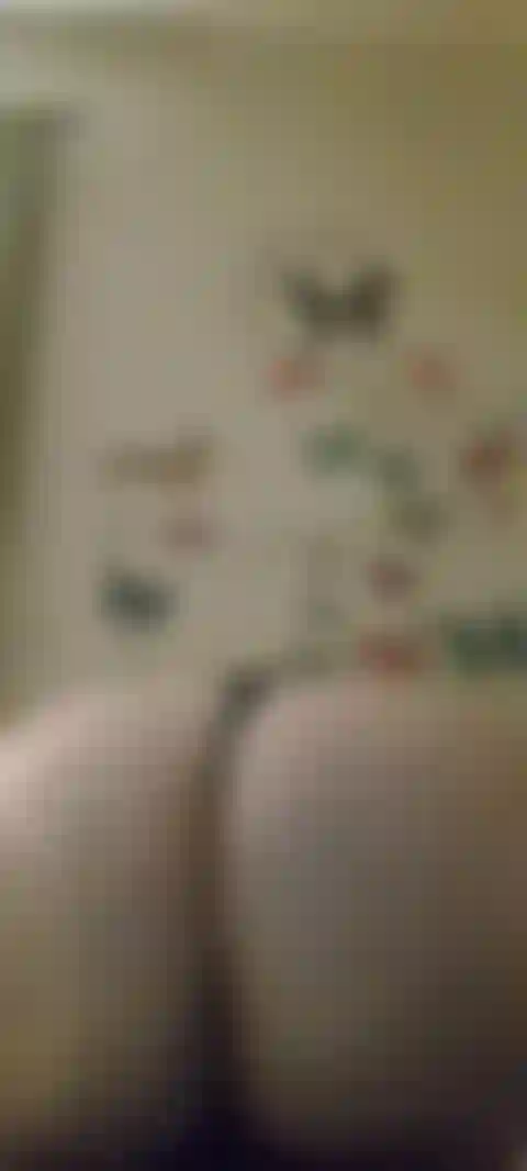 Chevauchant ton visage avec mon oreiller violet.