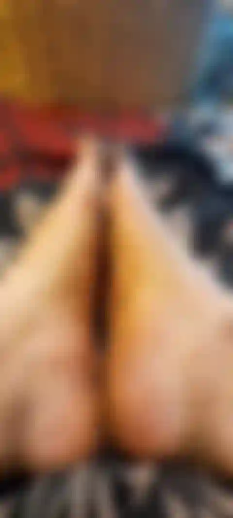 Des pieds sales baisent avec un gode bbc.