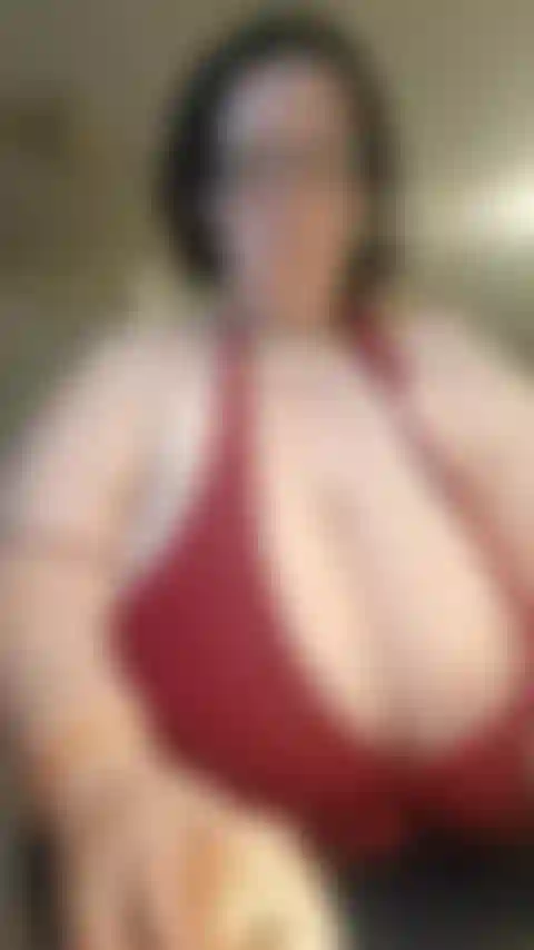 Cuisiner en haut de bikini rouge.