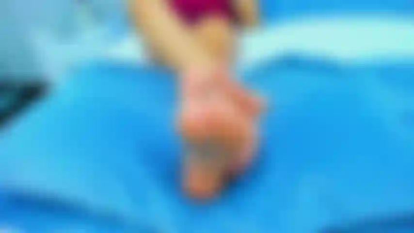 Les orteils écartés.