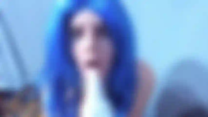 Monster tongue fuck - regardez-moi avec mes cheveux bleus sucer la langue d'un monstre avant de me faire lécher et sonder par elle et finalement recouverte de sperme de monstre bleu collant.