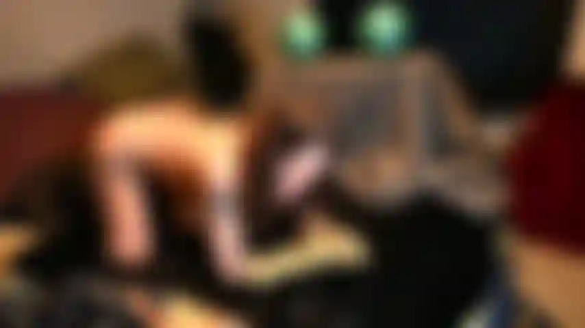 Vore avec des bottes usées et des gants en caoutchouc.